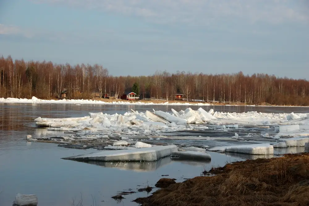 The spring ice drifting down the Torne River