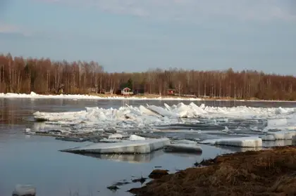 The spring ice drifting down the Torne River